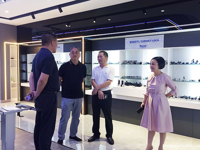 热烈欢迎嵊州乡贤莅临新利官网参观指导